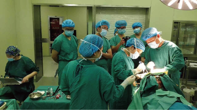 扬州市首例帕金森病人植入脑起搏器顺利完成