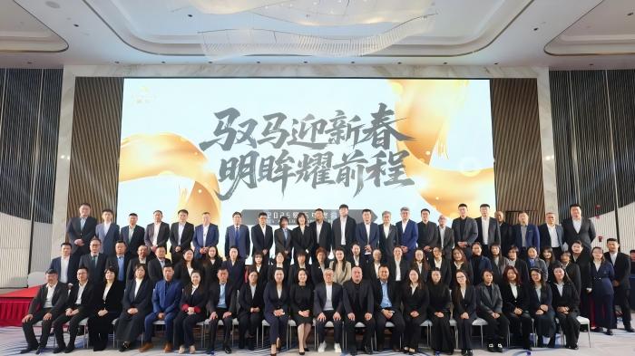 驭马迎新春，明眸耀前程