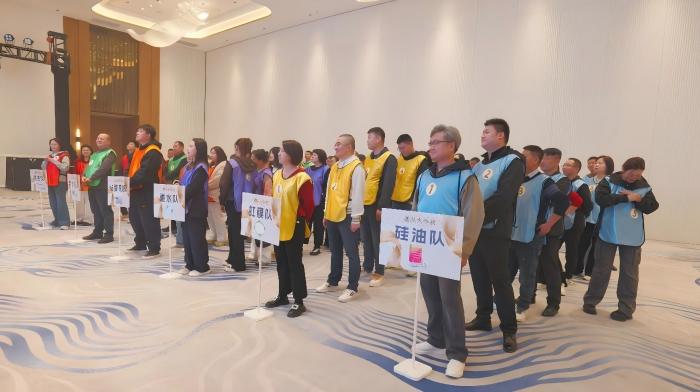 驭马迎新春，明眸耀前程