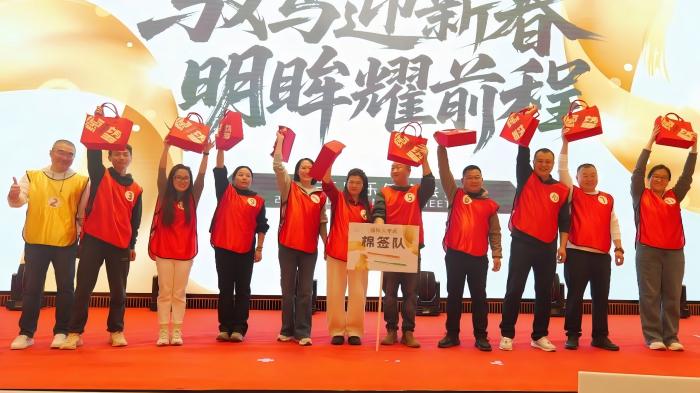 驭马迎新春，明眸耀前程