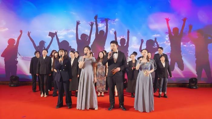 驭马迎新春，明眸耀前程