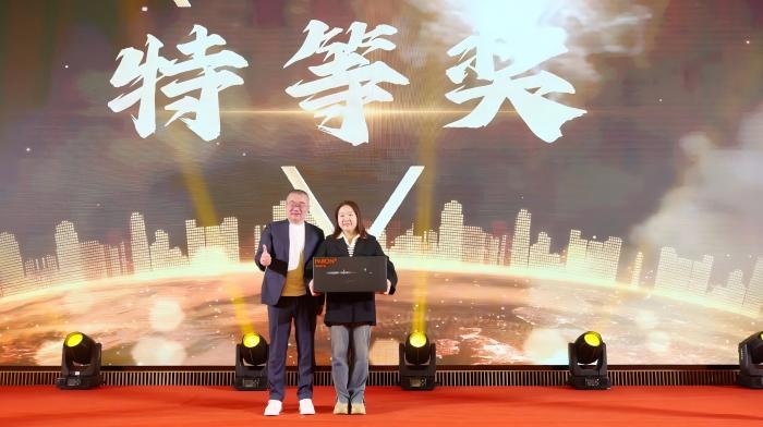 驭马迎新春，明眸耀前程